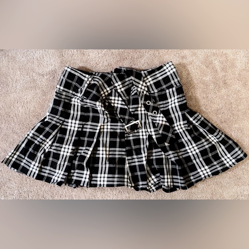 Cosmic Aura Women's Black & White Plaid Mini Skirt with Belt XS